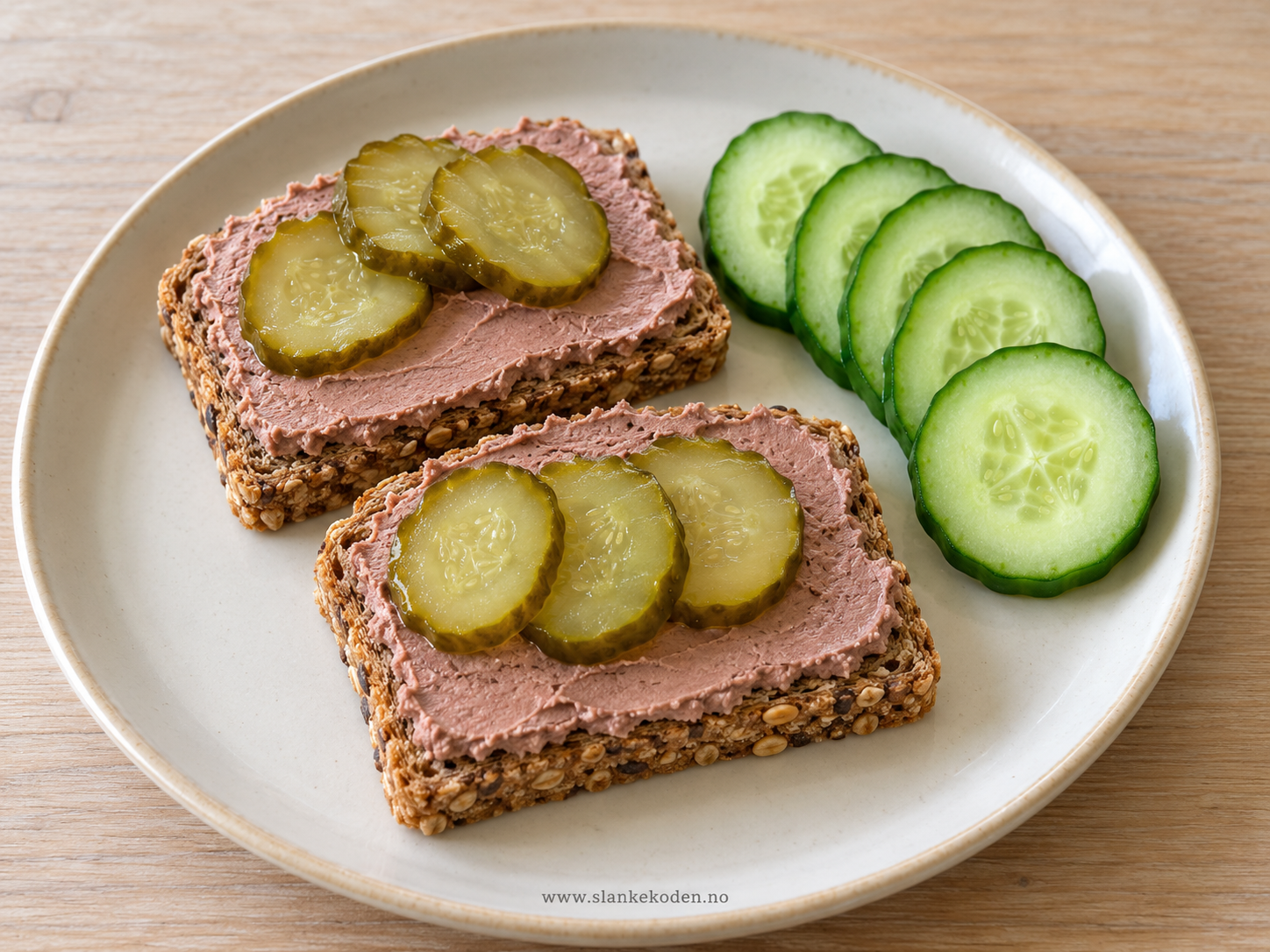 Grovbrød med leverpostei og sprø agurk