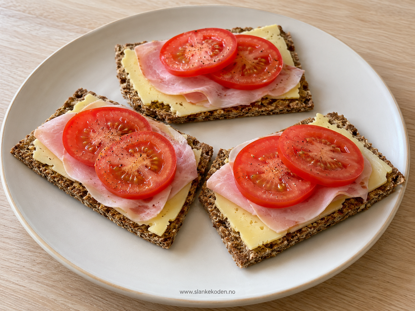 Sesamknekkebrød med ost, skinke og tomat