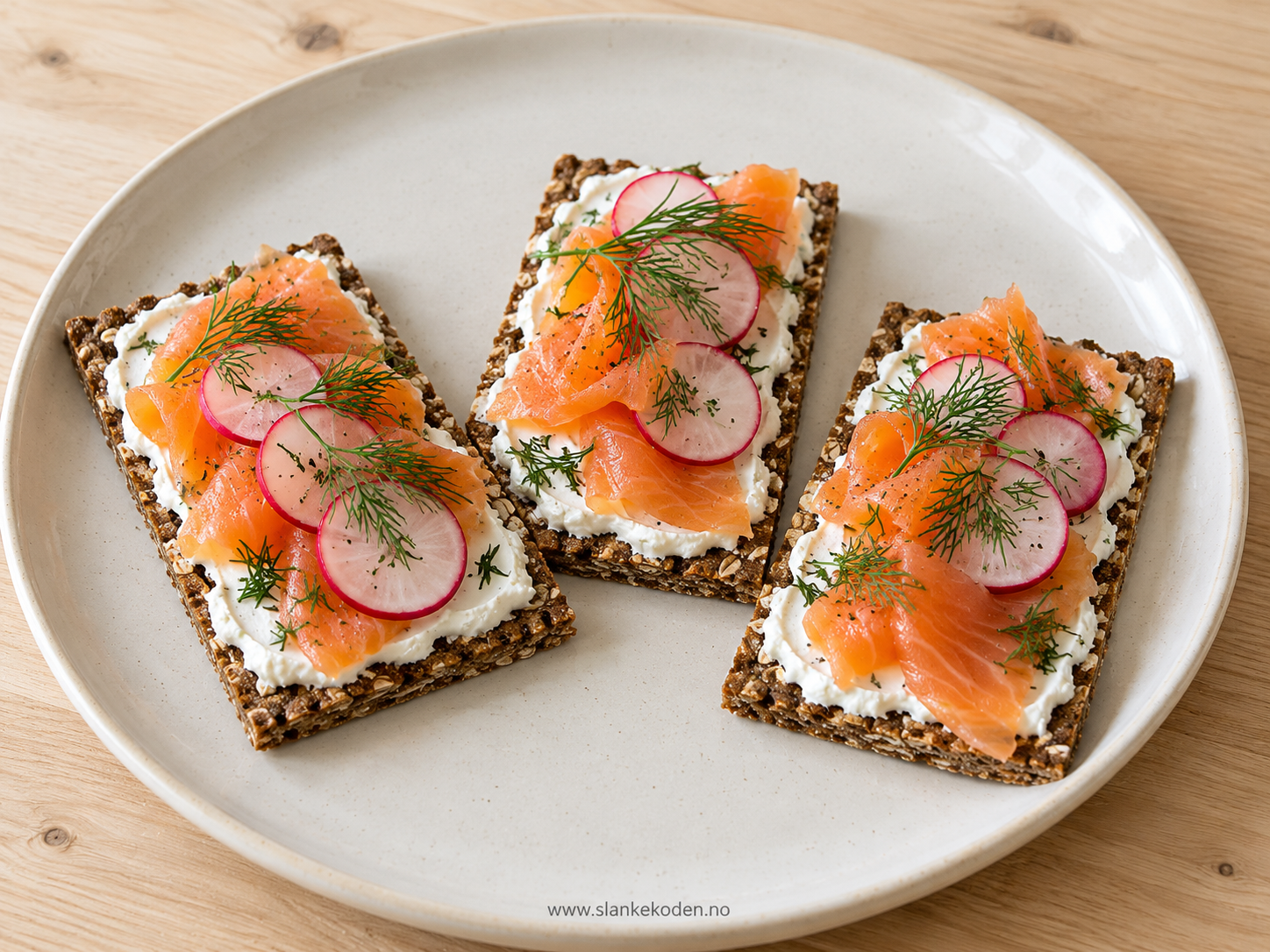 Sesamknekkebrød med røkelaks