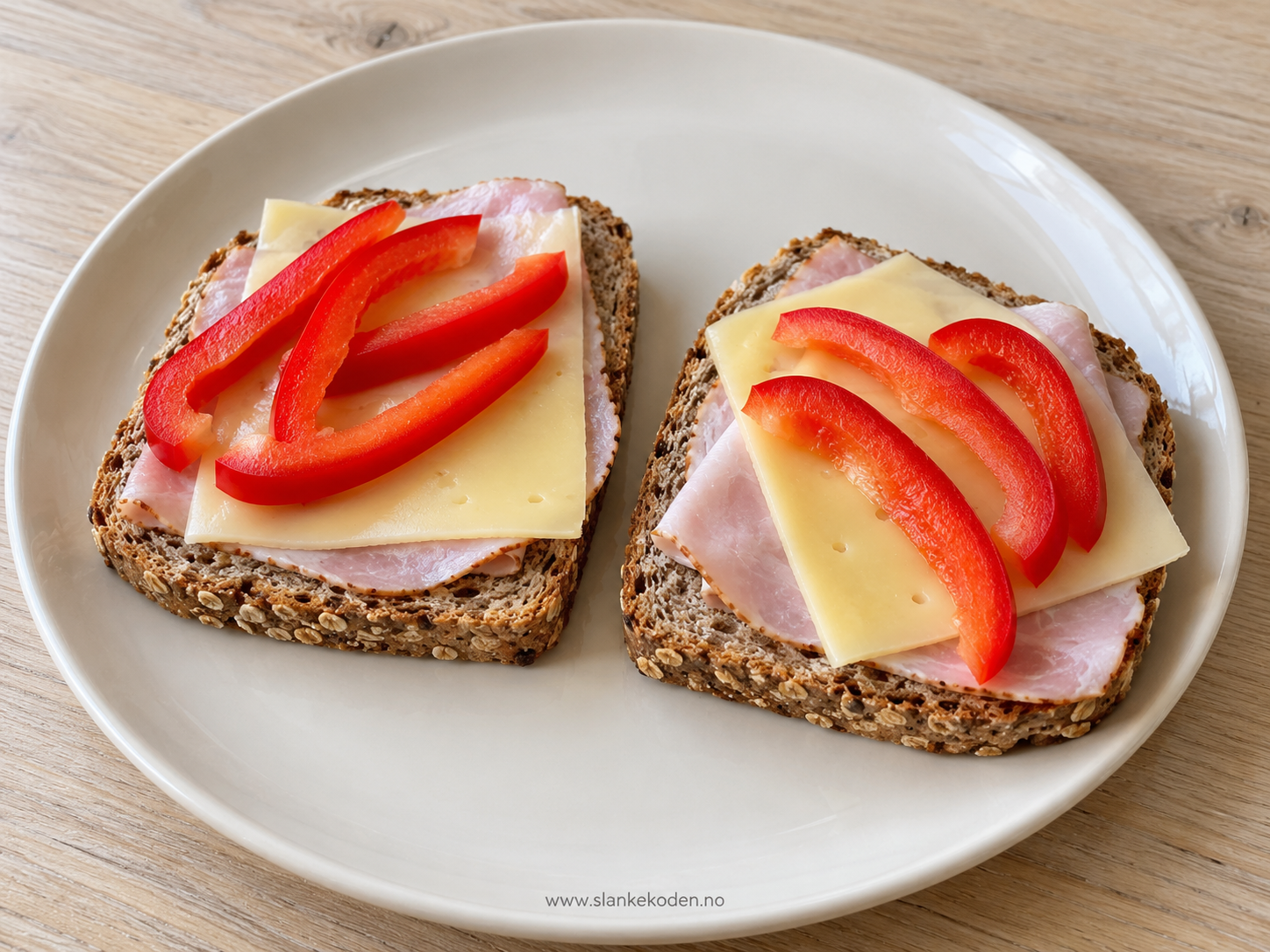 Grovbrød med skinke, ost og paprika