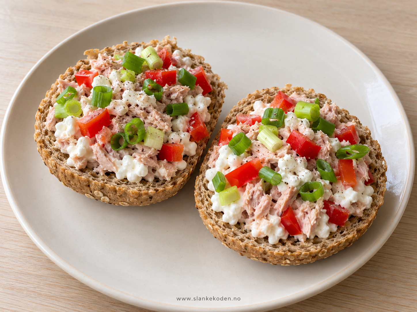 Grovt rundstykke med kremet tunfisk