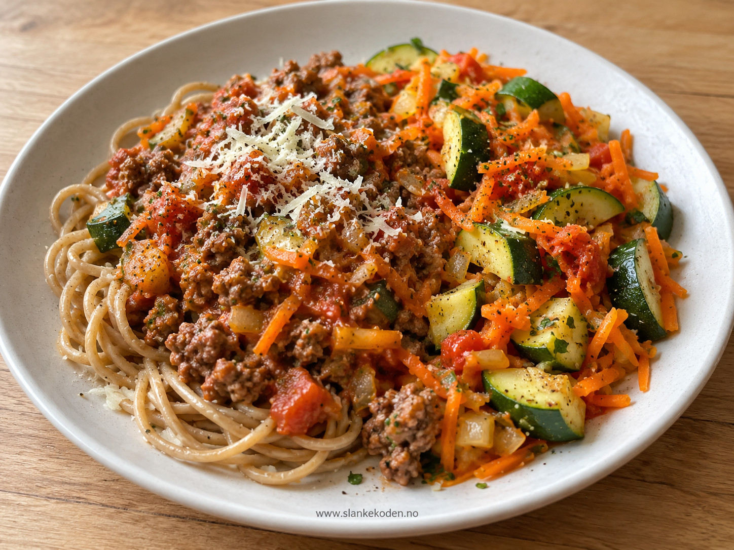KI-illustrasjon av pasta med karbonadedeig og grønnsakssaus