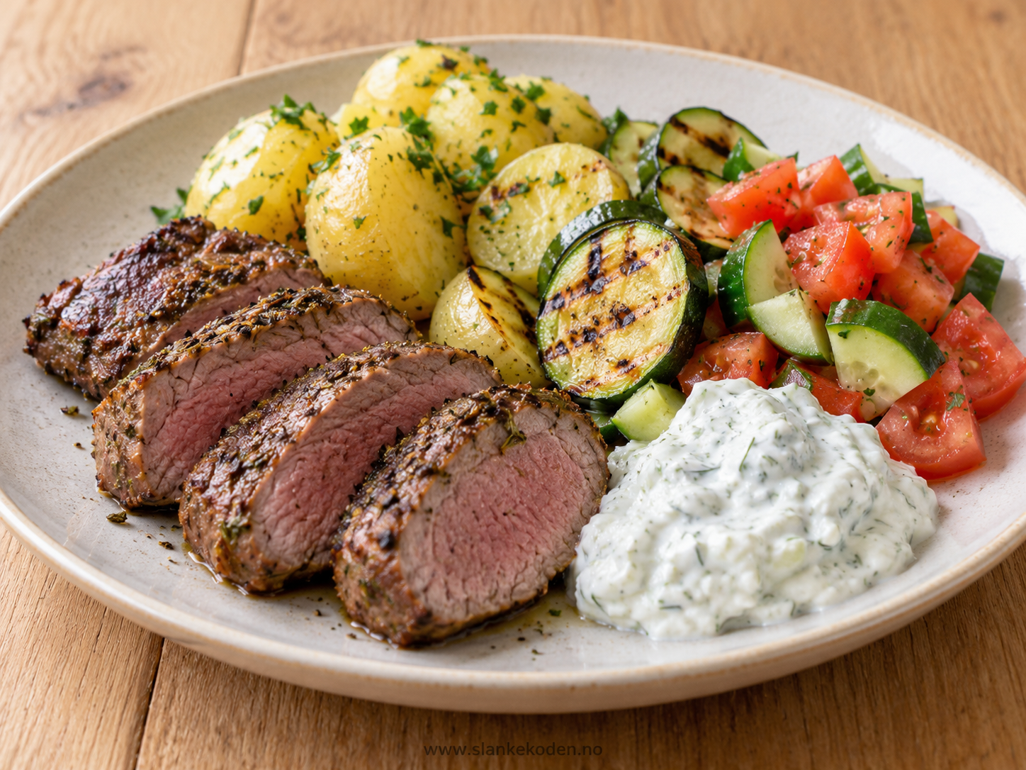 KI-illustrasjon av krydret lammefilet med potet og tzatziki